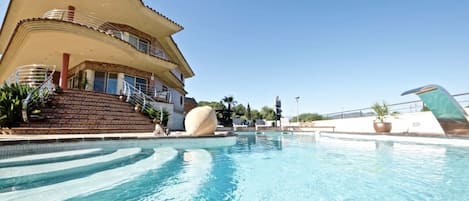 Una piscina al aire libre, una piscina climatizada