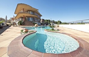 Una piscina al aire libre, una piscina climatizada