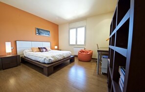 7 dormitorios, tabla de planchar con plancha, cuna de viaje