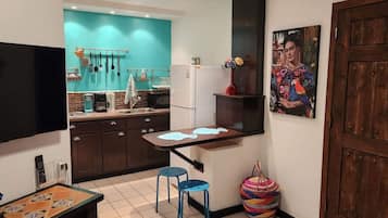 Frigorífico y utensilios de cocina