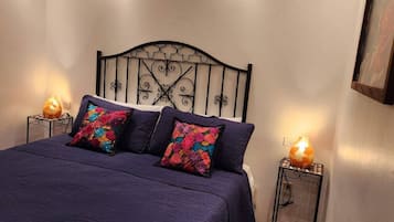 1 dormitorio, escritorio, tabla de planchar con plancha y wifi