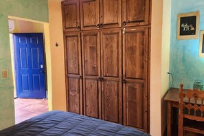2 slaapkamers, een bureau, een strijkplank/strijkijzer, gratis wifi