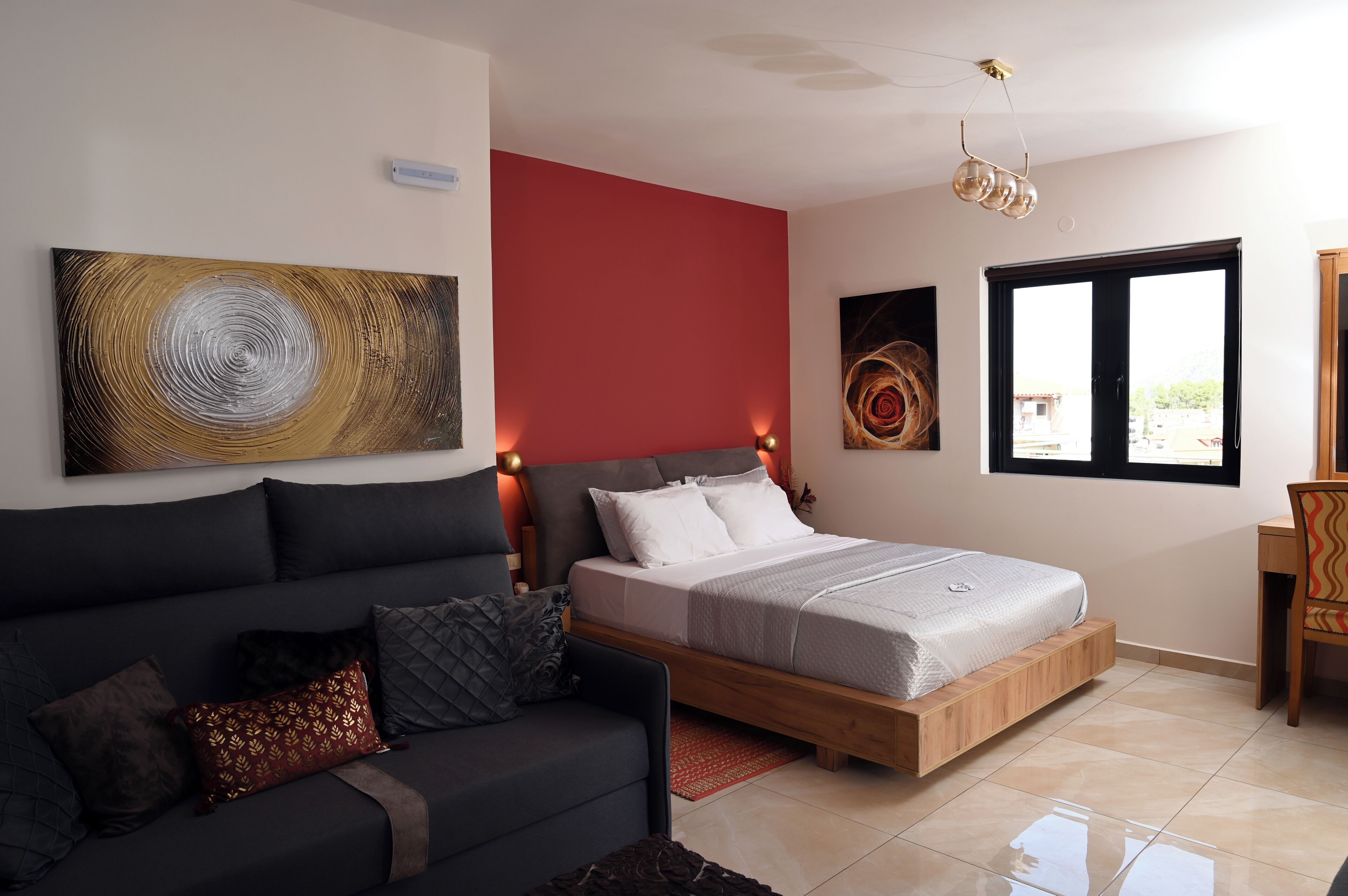 Chambre Double Luxe | Coin séjour | TV connectée de 30 pouces avec chaînes par satellite, Netflix, jouets