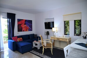 ห้องเอลีทดับเบิล | บริเวณนั่งเล่น | สมาร์ททีวี 30 นิ้ว พร้อมช่องดาวเทียม, Netflix, ของเล่น