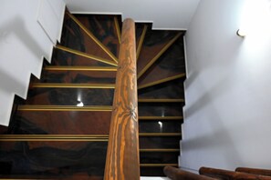 A wooden spiral staircase with a polished finish and gold accents. - Ducato di Aria  (Nafplio)