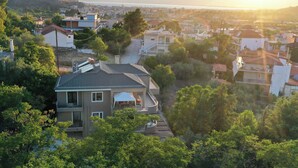 A residential area with houses, trees, and a view of the sea. - Ducato di Aria  (Nafplio)