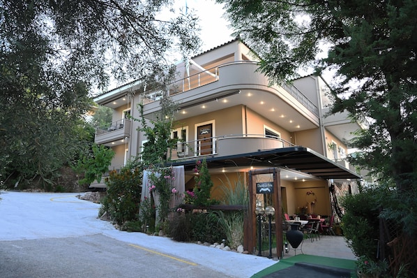 럭셔리 트리플룸 | 정원 전망