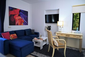 ห้องเอลีทดับเบิล | บริเวณนั่งเล่น | สมาร์ททีวี 30 นิ้ว พร้อมช่องดาวเทียม, Netflix, ของเล่น