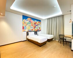 Executive Room | Minibar, in-room safe, desk, laptop workspace