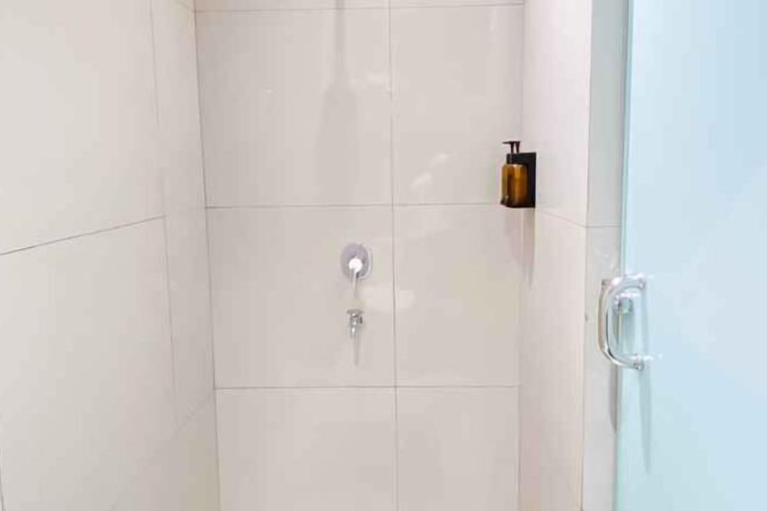 Suihku, ilmaiset hygieniatuotteet, hiustenkuivaaja, tohvelit