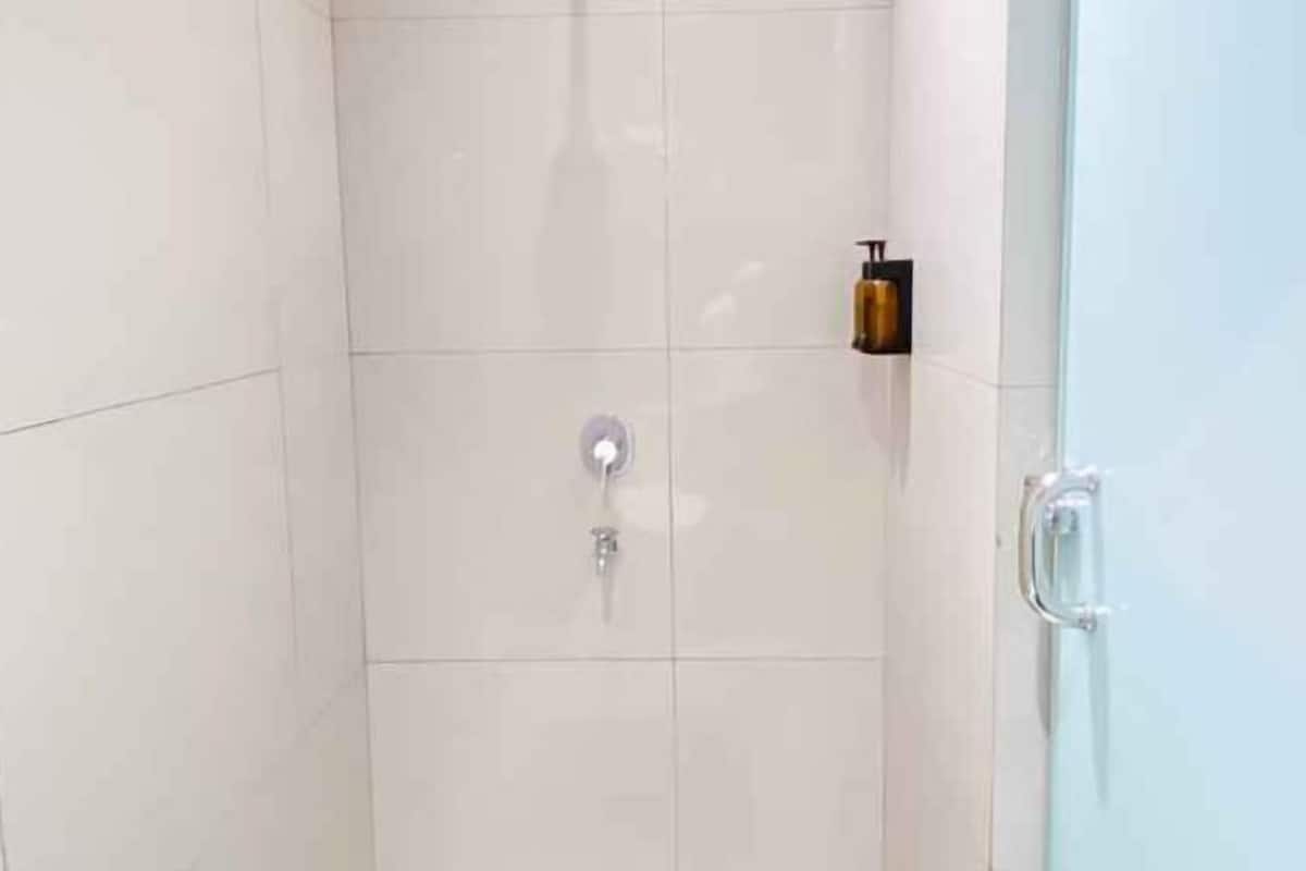 Ducha, artículos de tocador gratuitos, secador de pelo, pantuflas