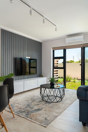 Exclusive-Apartment | Wohnbereich | 50-Zoll-Flachbildfernseher mit Kabelempfang, Fernseher, Netflix