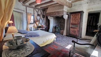 5 bedrooms, desk, iron/ironing board, bed sheets