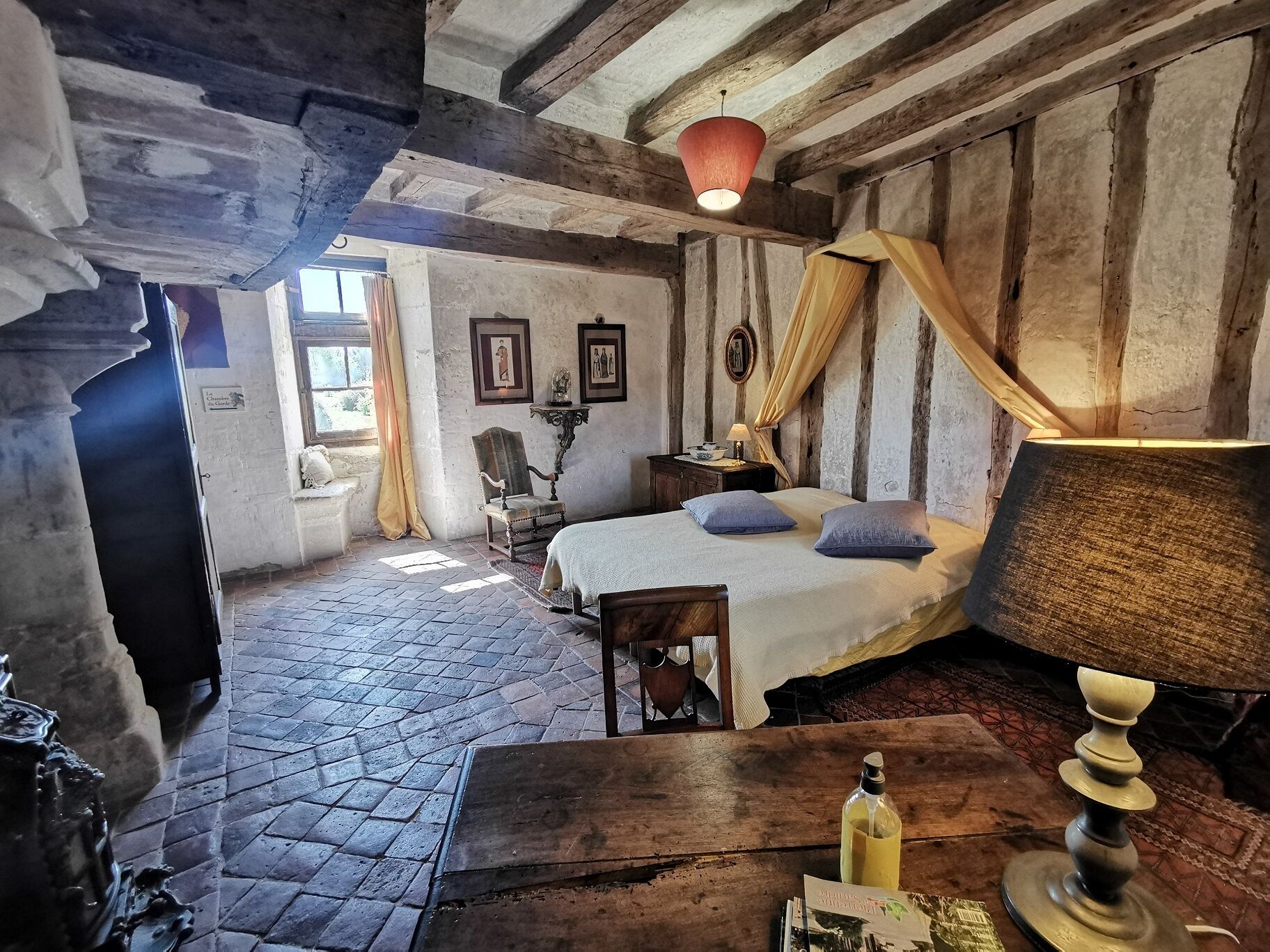 5 chambres, bureau, fer et planche à repasser, draps fournis