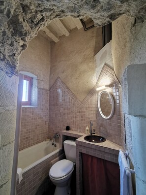 Sèche-cheveux, serviettes fournies, papier toilette