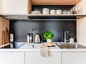 冰箱、炉灶、烤面包机、厨具/餐具