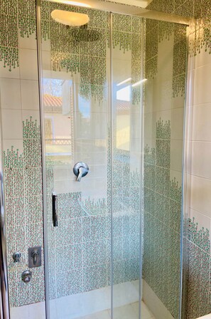 Douche, sèche-cheveux, bidet, serviettes fournies