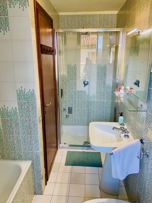 Shower, hair dryer, bidet, towels - CASA ZOE... two steps from the sea! (Marina di Pietrasanta)