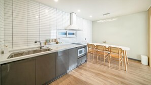 Habitación básica, 2 habitaciones (U9STAY) | 2 dormitorios y wifi gratis