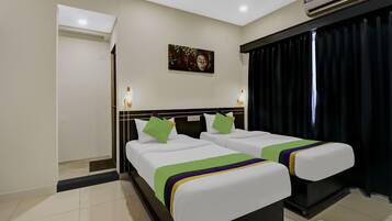 Deluxe Room | Desk, iron/ironing board, bed sheets