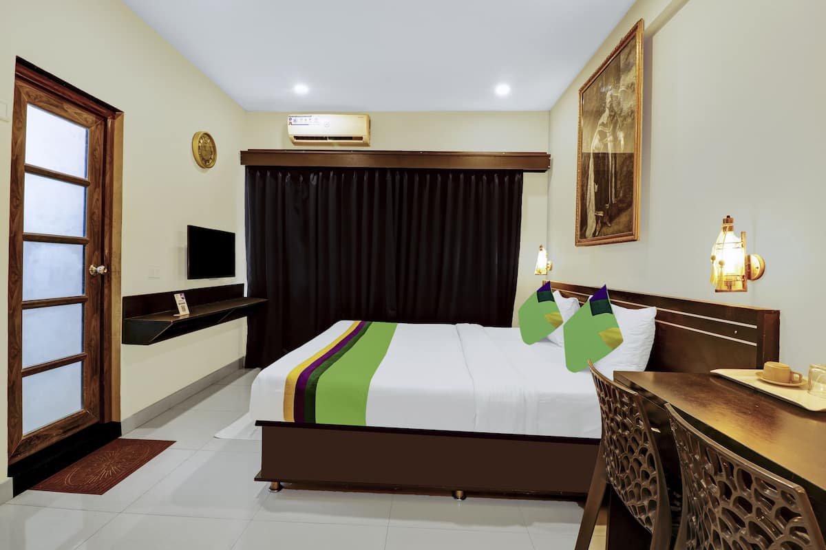 Habitación Premium | Escritorio, tabla de planchar con plancha y ropa de cama