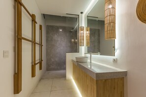 Shower, hair dryer, towels, soap - Luxury Touch Cozy Villa Walkable to the Famous Sunset Beach & shopping in BALI (Bali)