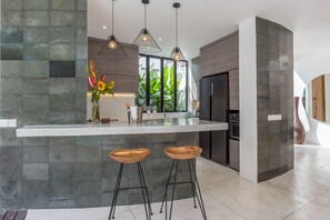 Kühlschrank, Mikrowelle, Ofen, Wasserkocher mit Kaffee-/Teezubehör