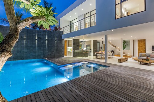 Luxury Touch Cozy Villa Walkable to the Famous Sunset Beach & shopping in BALI