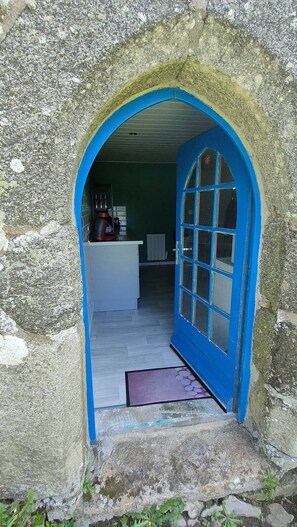 Exterior detail - Stone house 10 minutes from the beach (Plufur)