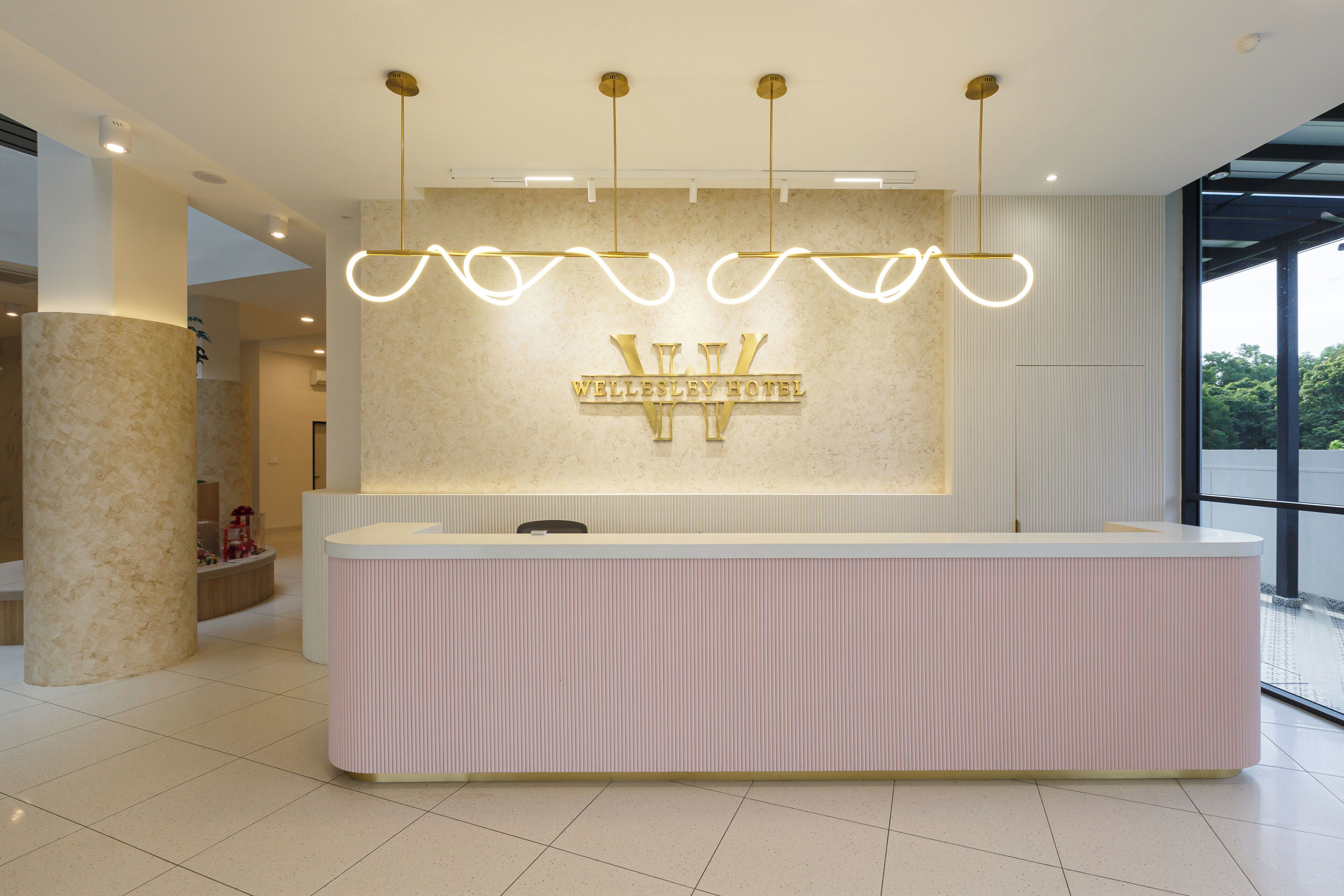 En reception med moderne design, et stort skilt over og et rent, rummeligt lobbyområde.