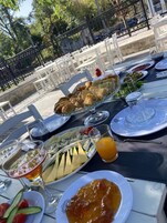 Desayuno con opciones de la cocina local diario (TRY 250 por persona)