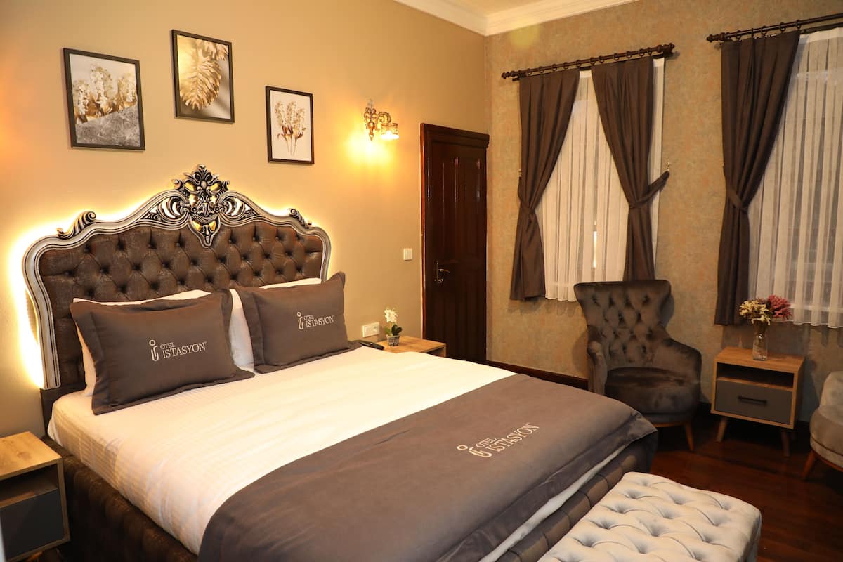 1 bedroom, Frette Italian sheets, premium bedding, down duvets