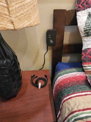 Escritorio, tabla de planchar con plancha, wifi y ropa de cama