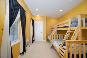 Desk, iron/ironing board, WiFi, bed sheets