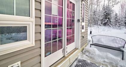 Unwind & Witness the Aurora: Ellie`s Alaskan Chalet