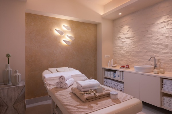 Sauna, steam room, aromatherapy, facials, 1 treatment room, massages