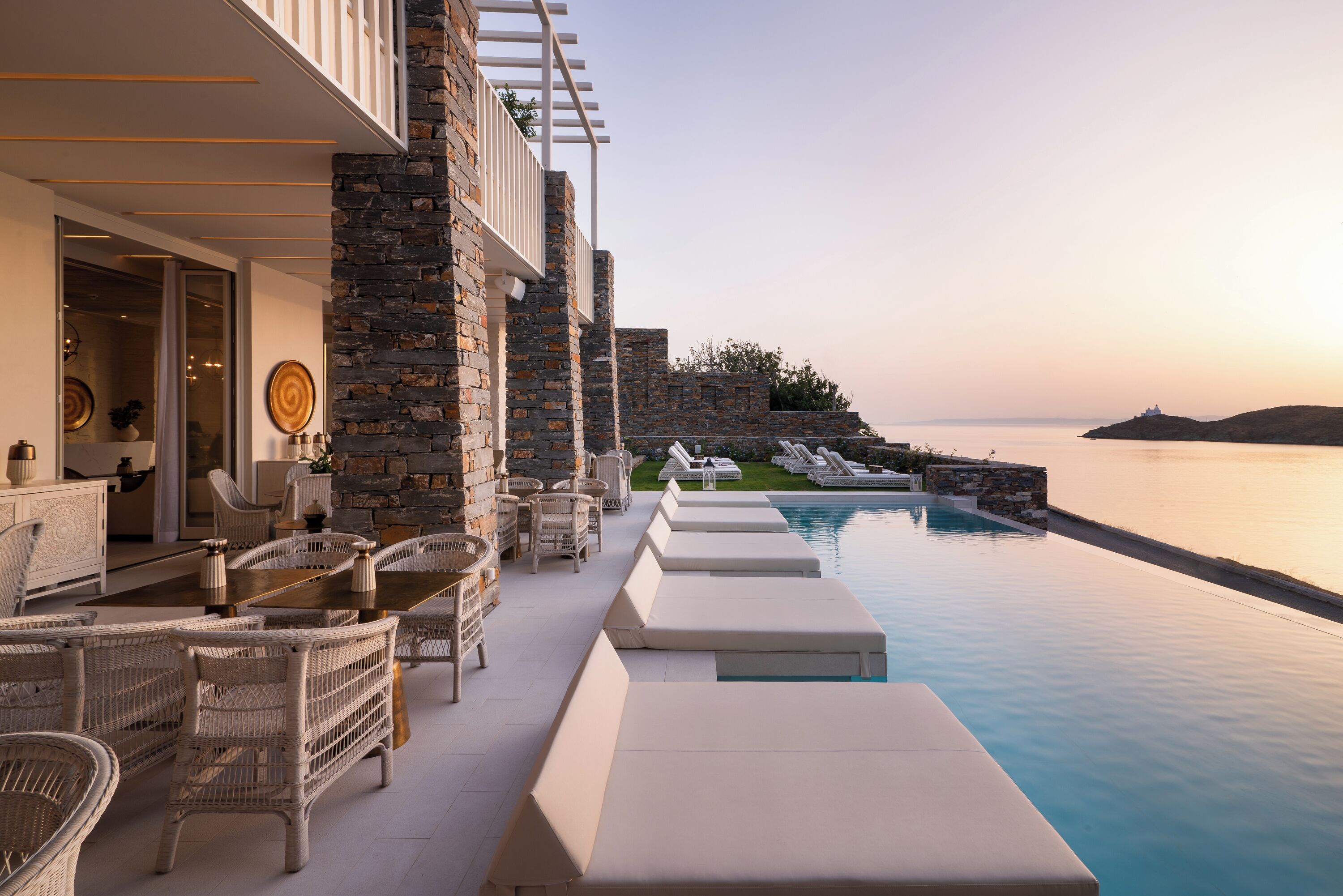 Inomhuspool och en säsongsöppen utomhuspool