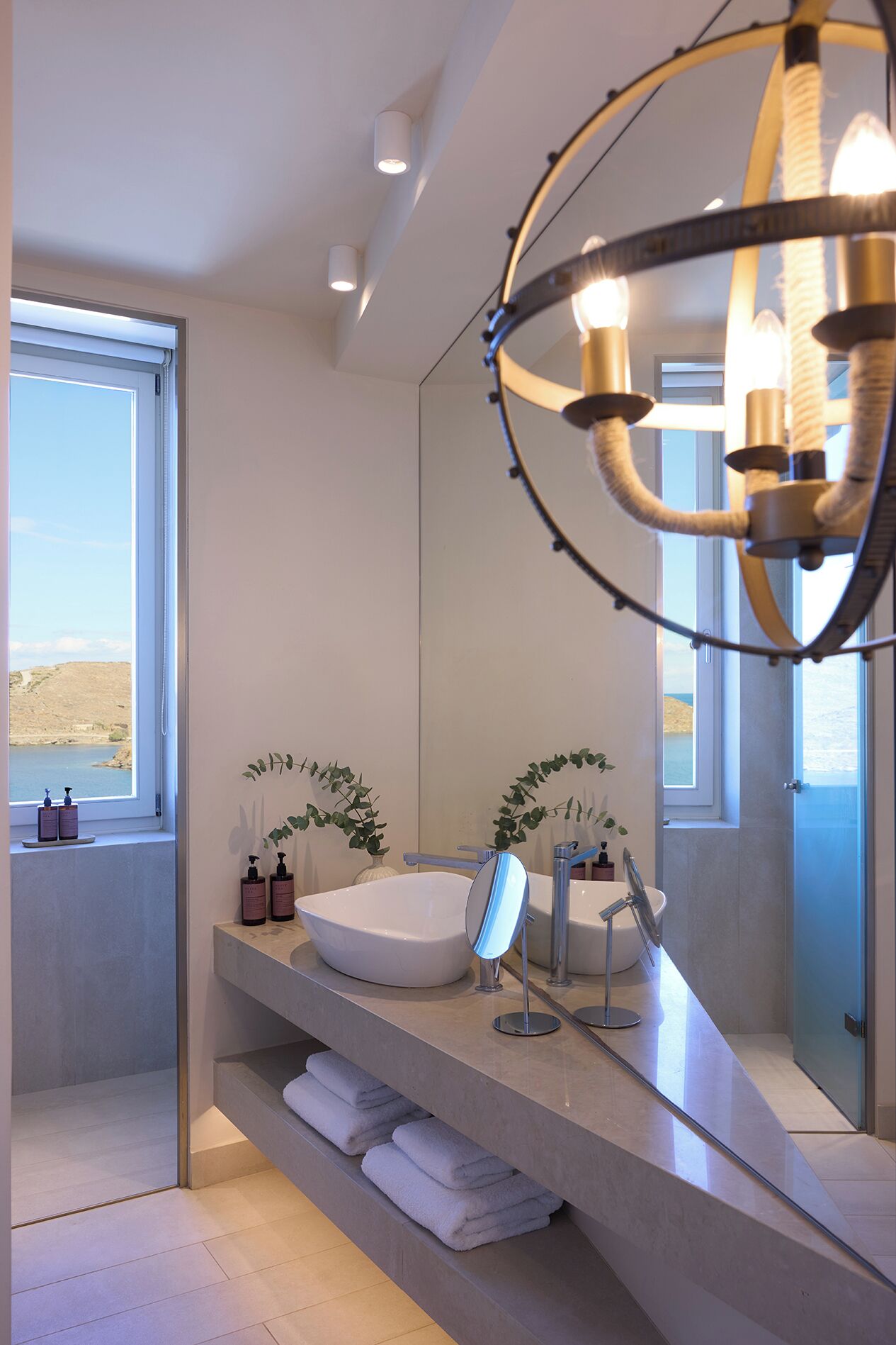 Horizon Room | Bathroom | Shower, rainfall showerhead, free toiletries, hair dryer