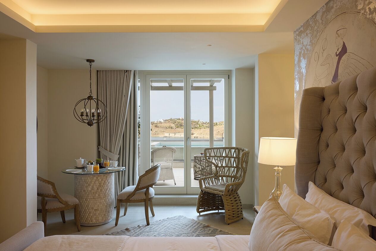 Elite Hydra Suite | Hochwertige Bettwaren, Daunenbettdecken, Zimmersafe, Schreibtisch