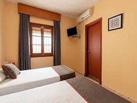 Habitación triple básica | Escritorio, espacio para trabajar con un portátil, wifi gratis