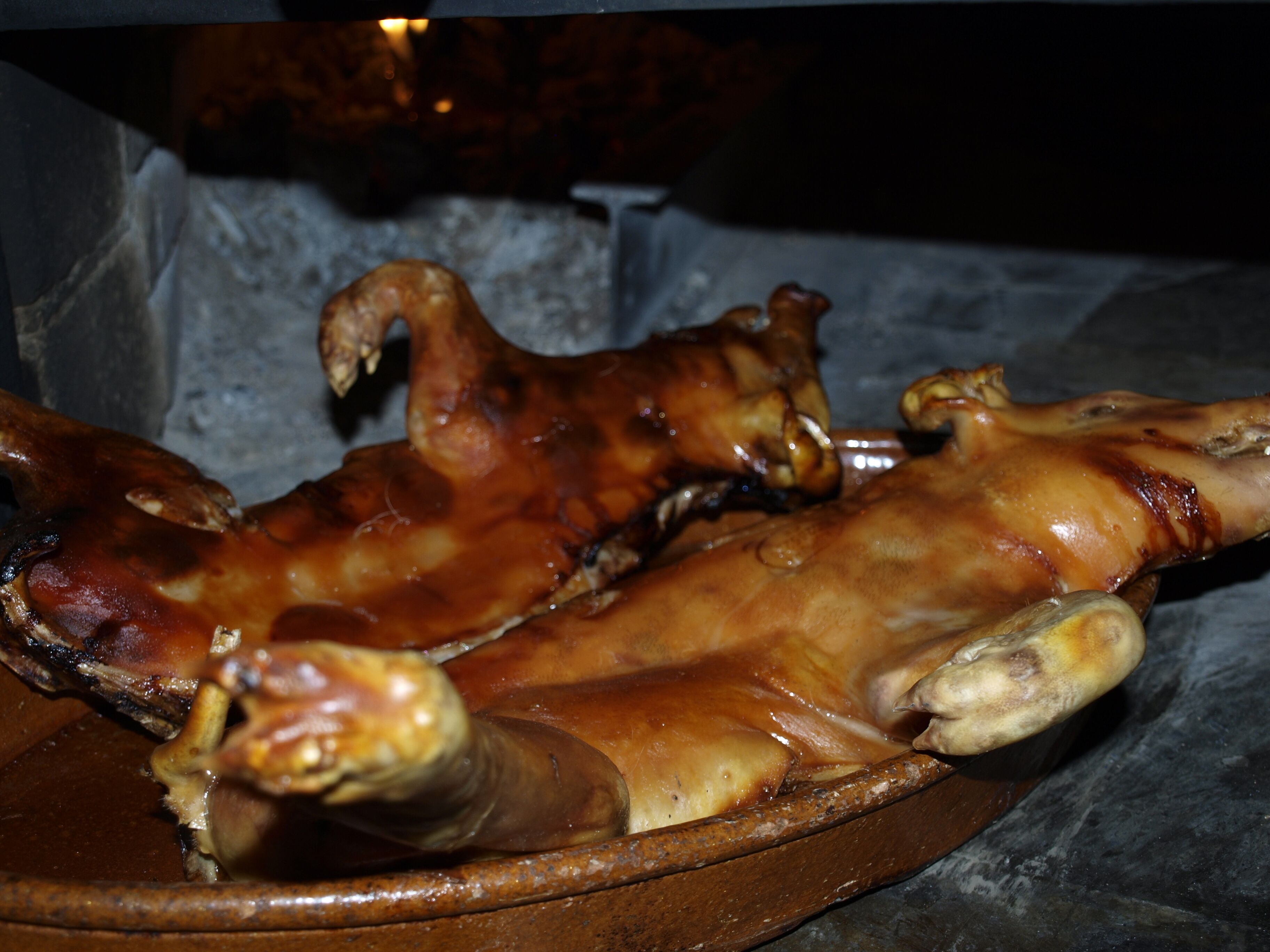 Un cochon rôti, cuit dans un pot en argile traditionnel.