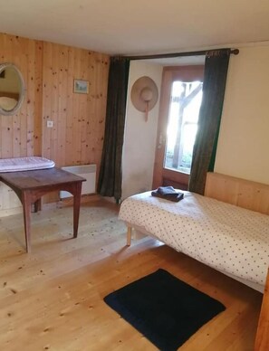 3 dormitorios, cuna de viaje, ropa de cama