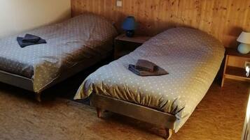 3 chambres, lit parapluie, draps fournis