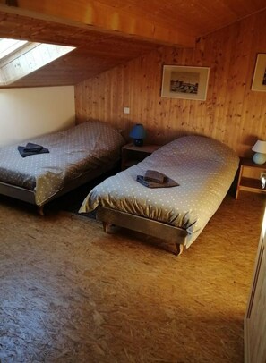 3 bedrooms, travel crib, bed sheets