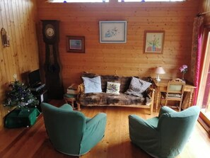 TV, fireplace, books - Cosy Traditional Gîte de Caractère (Foncine-le-Bas)