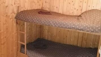 3 bedrooms, travel cot, bed sheets