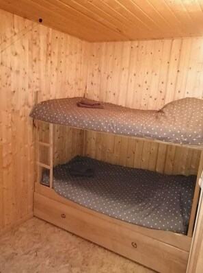 3 quartos, berço de viagem, roupa de cama