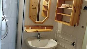 Shower, towels, shampoo, toilet paper