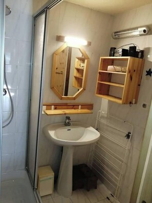 Dusche, Handtücher, Shampoo, Toilettenpapier