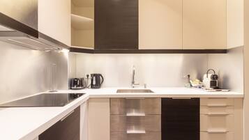 Een koelkast, een microgolfoven, een kookplaat, een vaatwasser